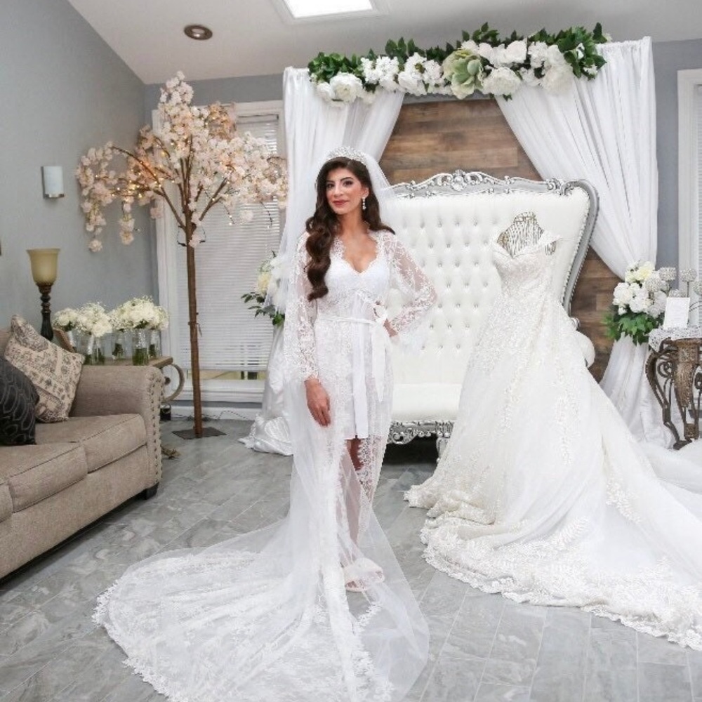 Elegant White Lace Bridal Robe